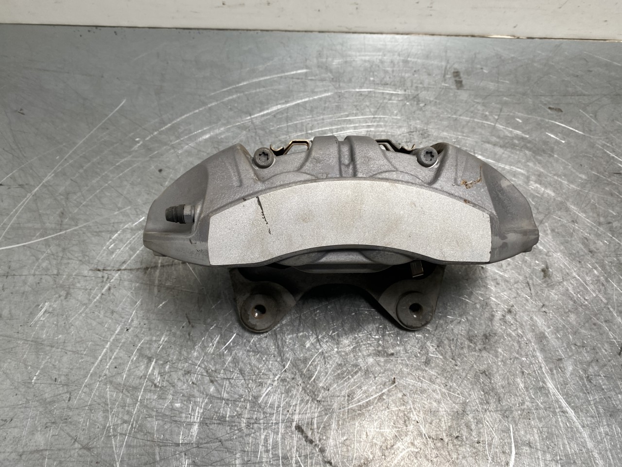 Tesla MODEL Y 2021- Féknyereg, első, bal nézet 3