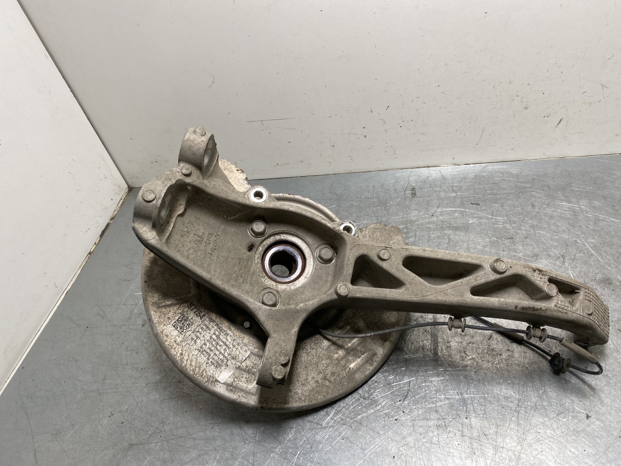 Tesla MODEL Y 2021- Stub axle carrier, left front view 2