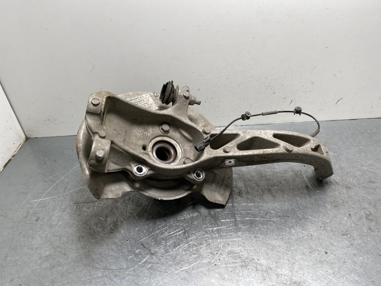 Tesla MODEL Y 2021- Front right steering knuckle