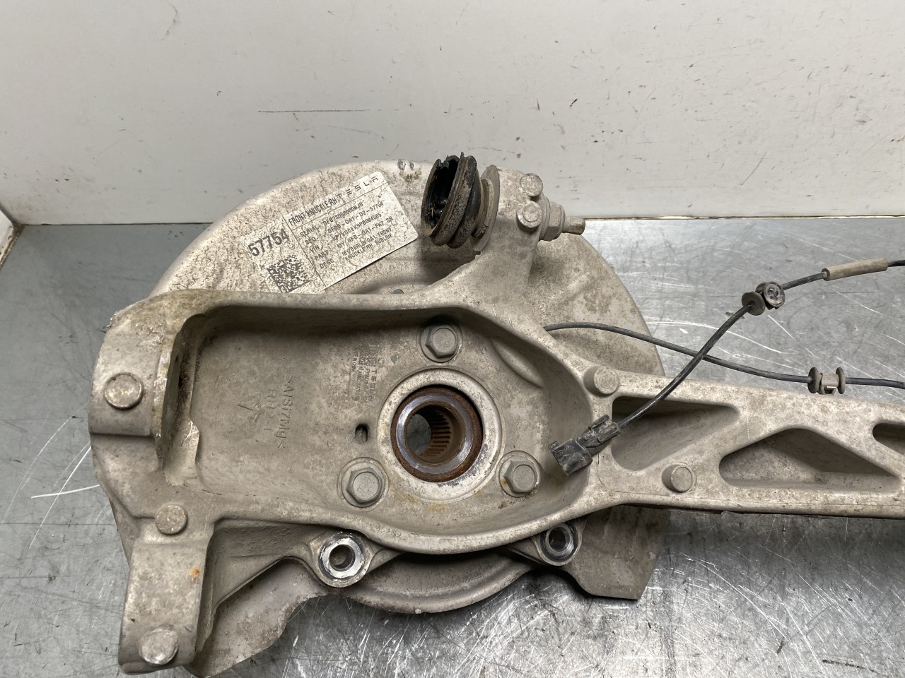Tesla MODEL Y 2021- Front right steering knuckle view 2