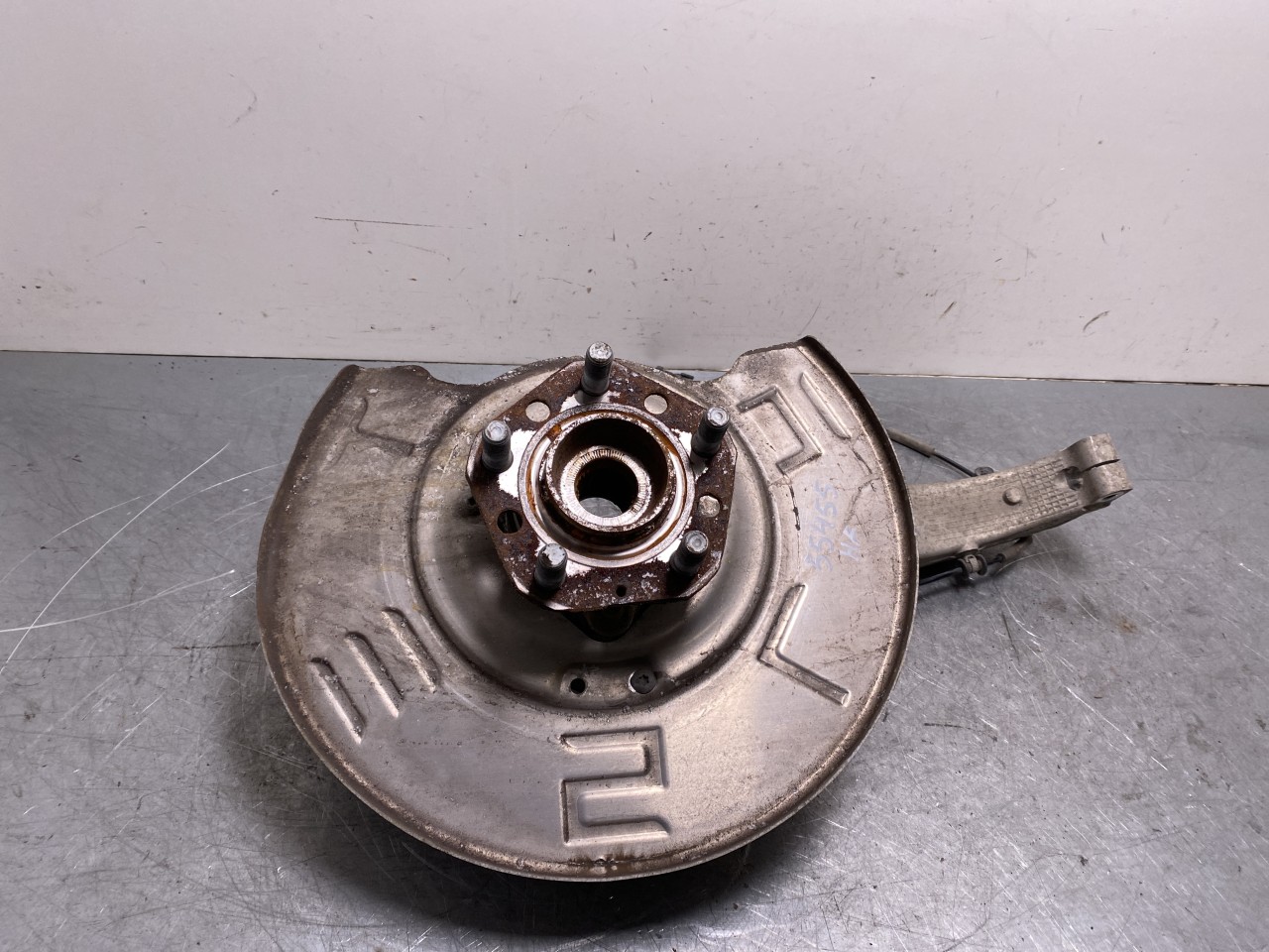 Tesla MODEL Y 2021- Front right steering knuckle view 3