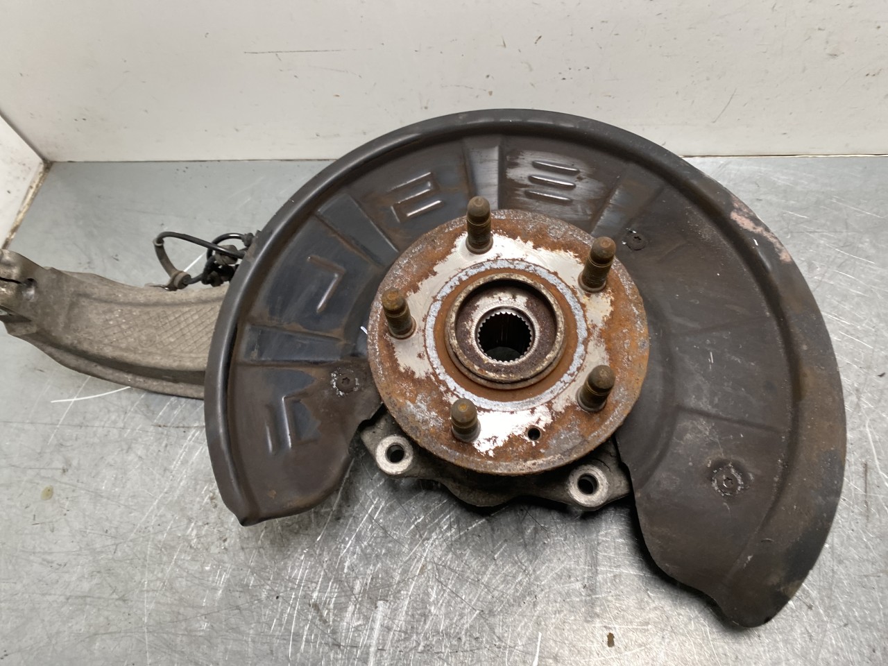 Tesla MODEL S 2013- Front right steering knuckle view 2