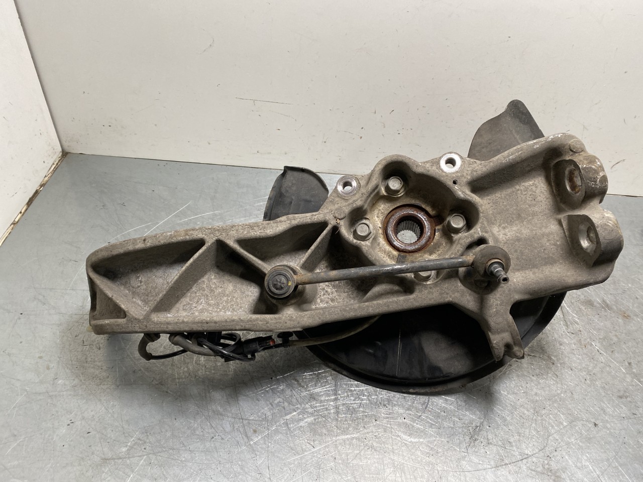 Tesla MODEL S 2013- Front right steering knuckle view 4
