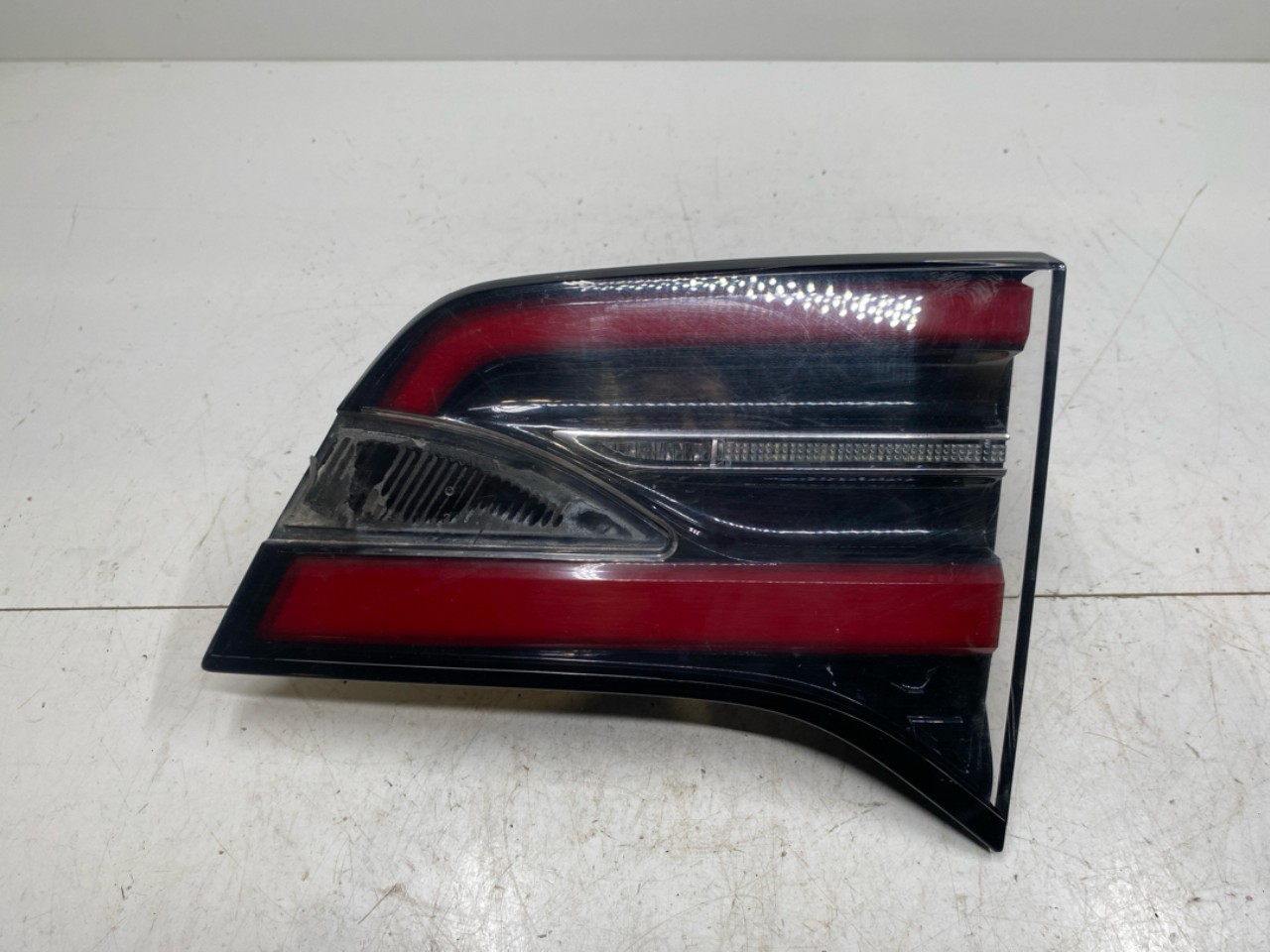 Tesla MODEL X 2016- Right tail light on tailgate, inner