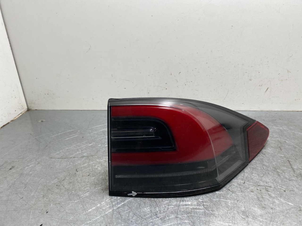 Tesla MODEL X 2016- Right tail light