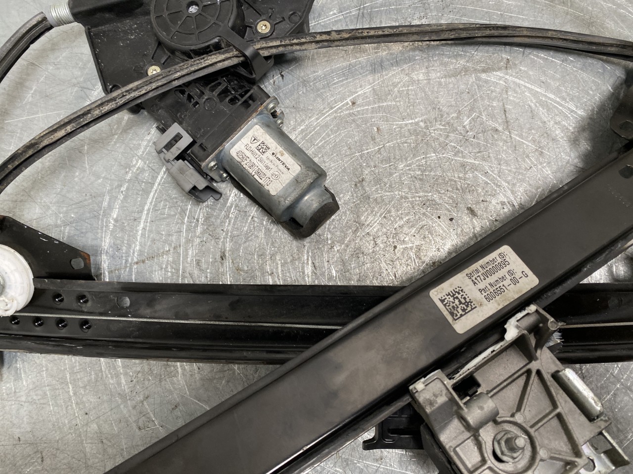 Tesla MODEL S 2013- Electric window regulator, complete view 3