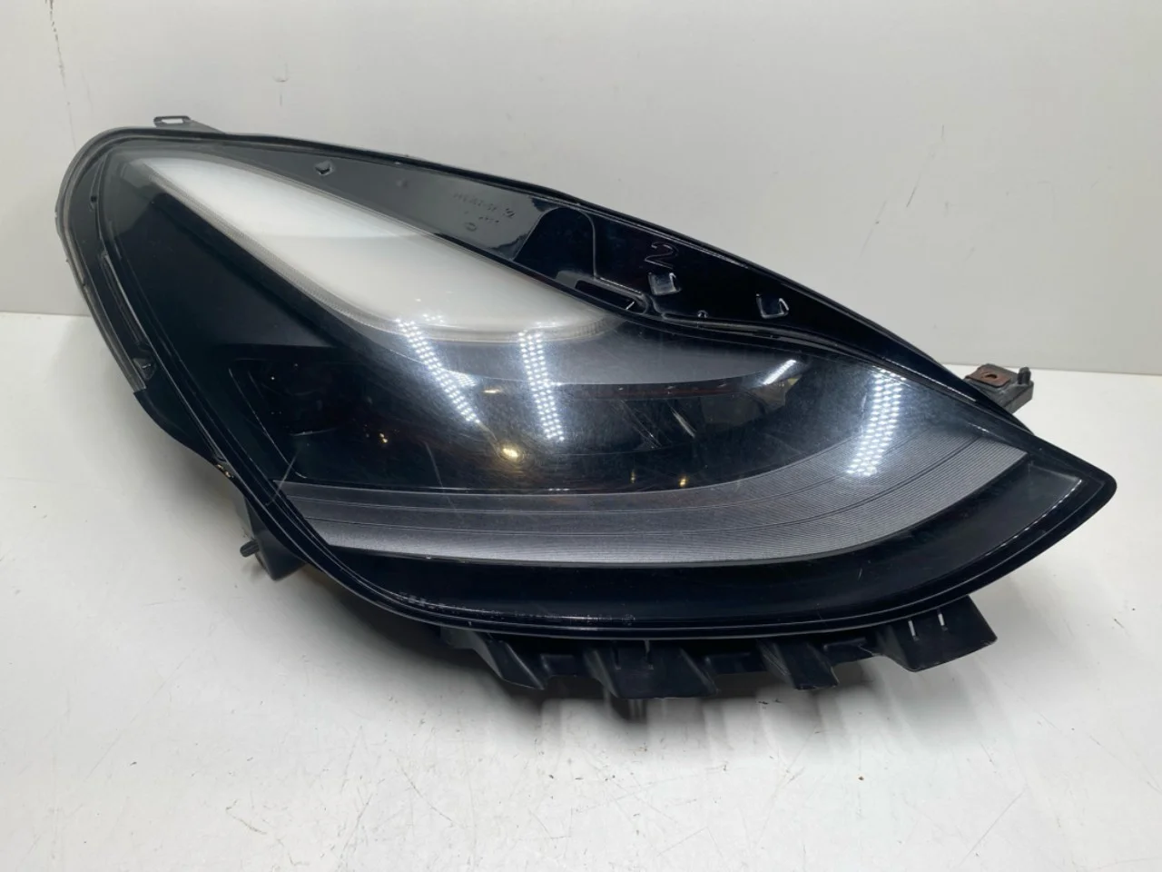 Tesla MODEL Y 2021- Right headlight