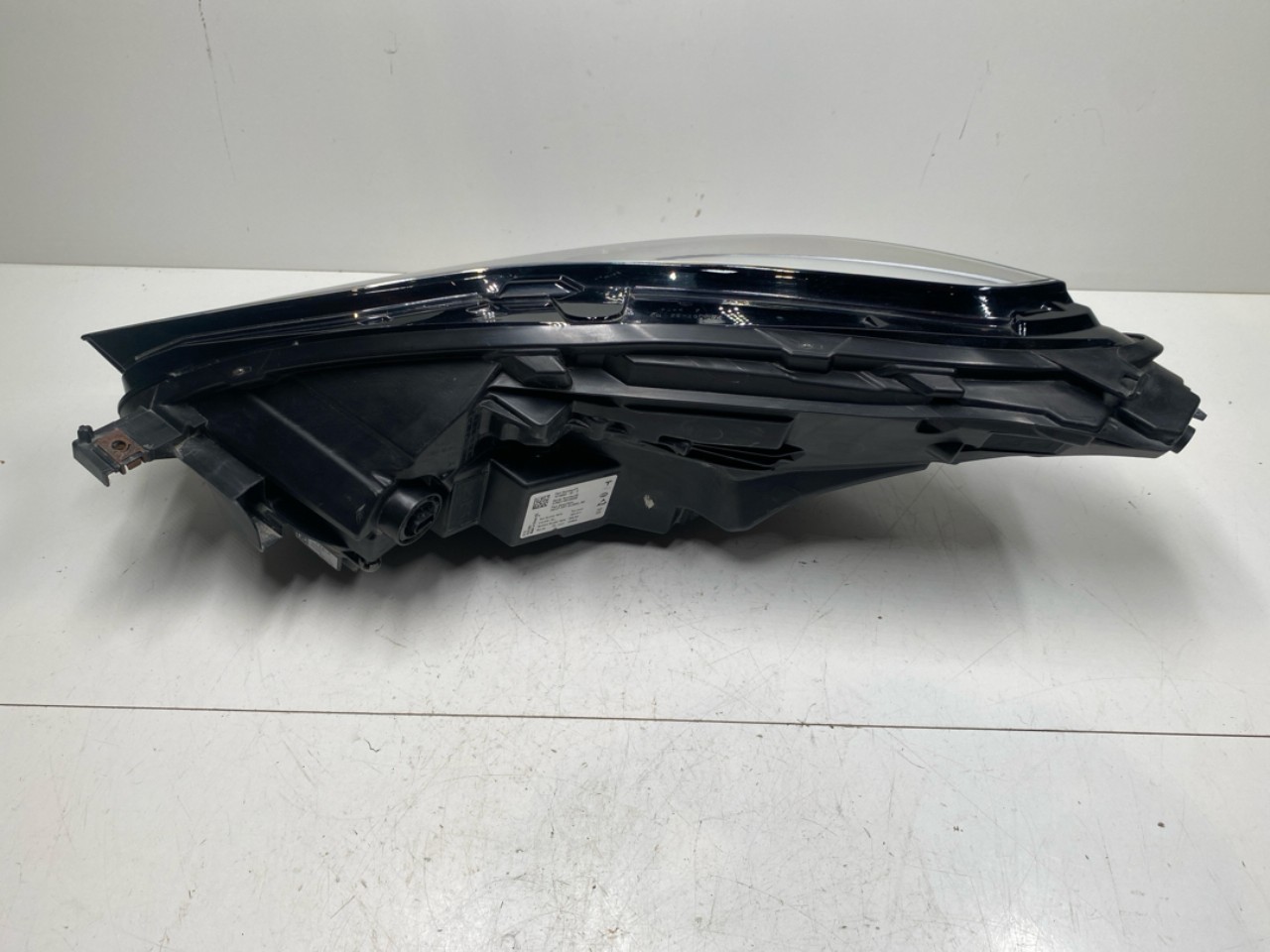 Tesla MODEL Y 2021- Right headlight view 2