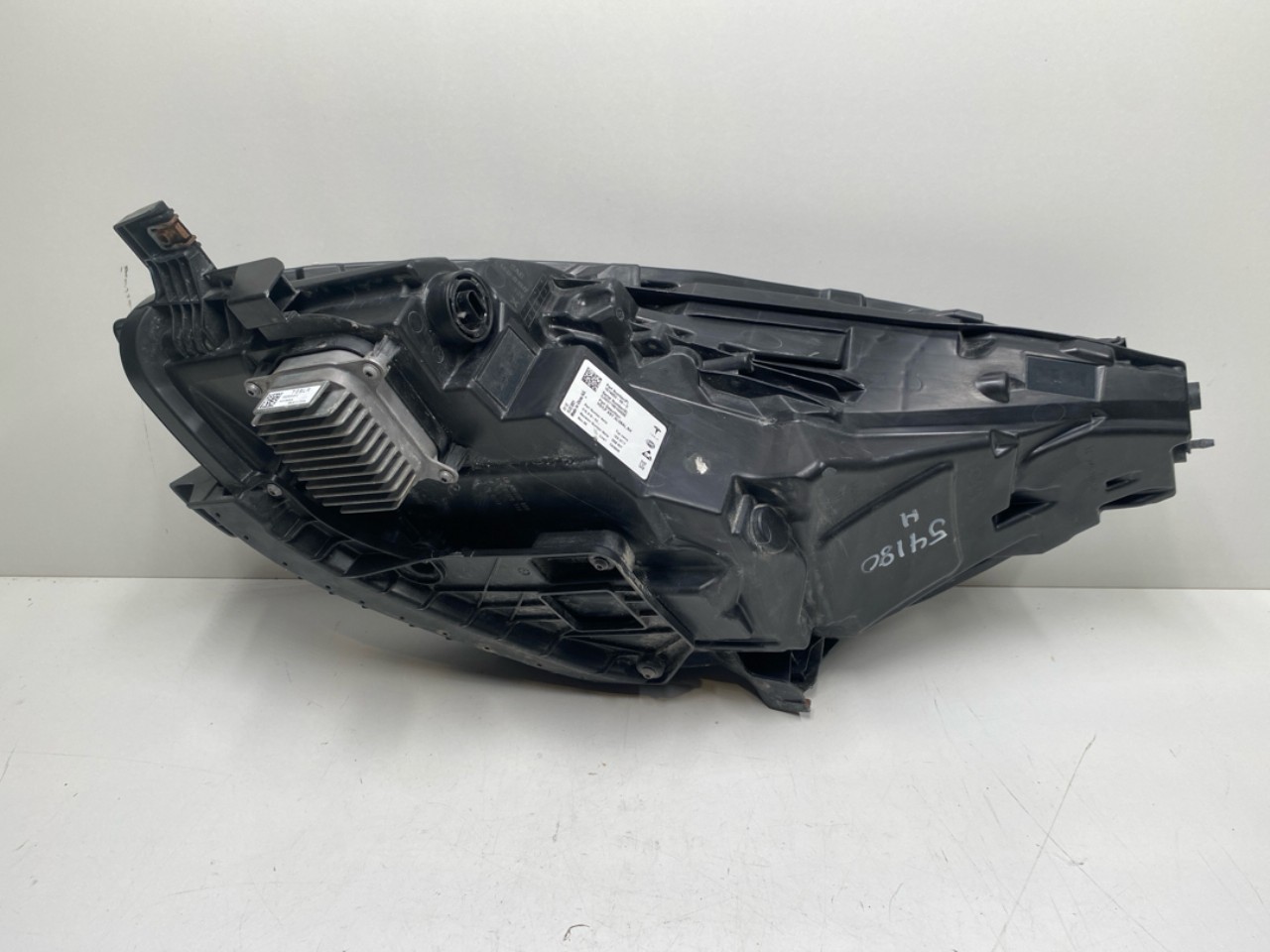 Tesla MODEL Y 2021- Right headlight view 3