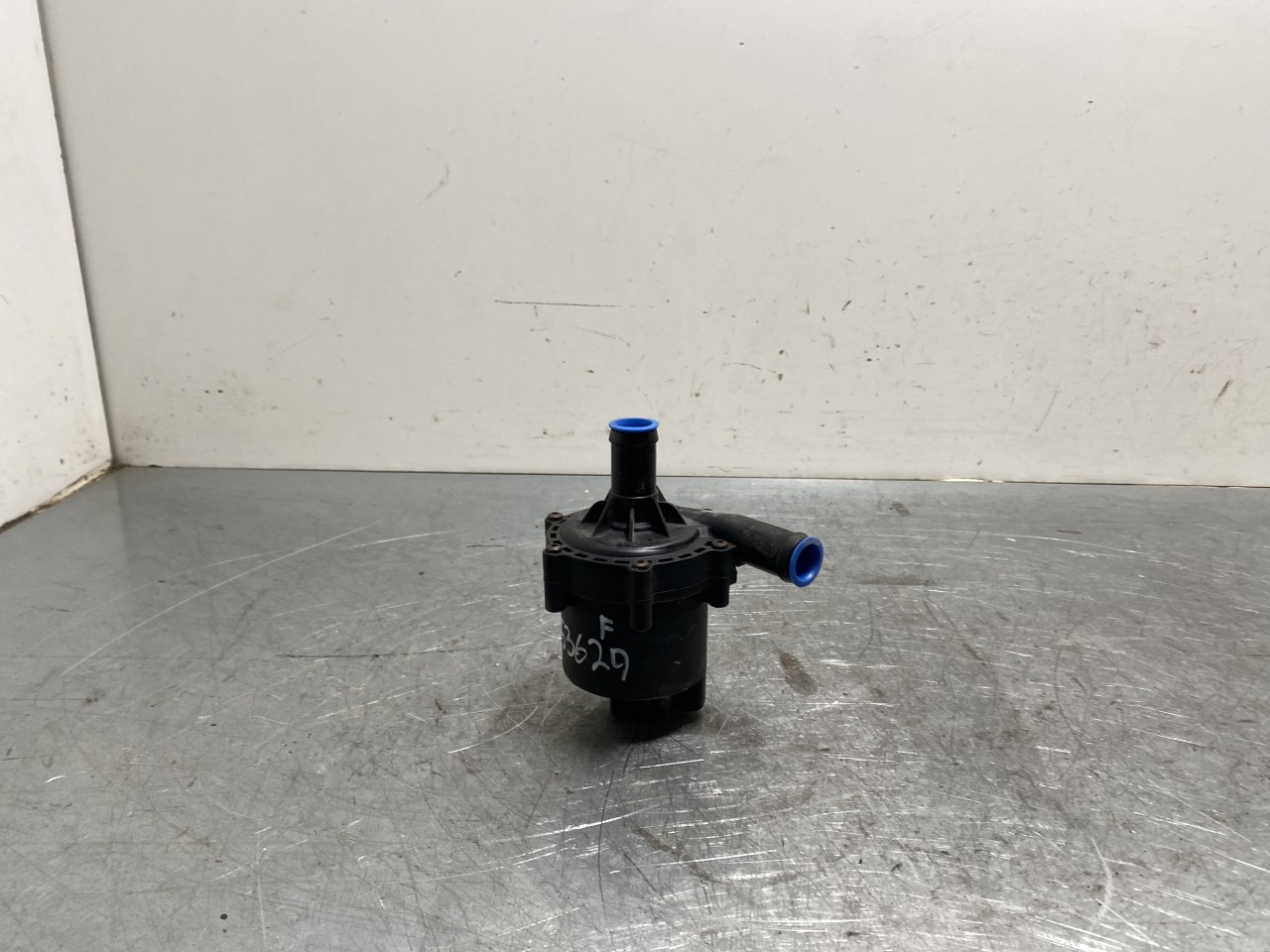 Tesla MODEL S 2013- Circulation pump view 3