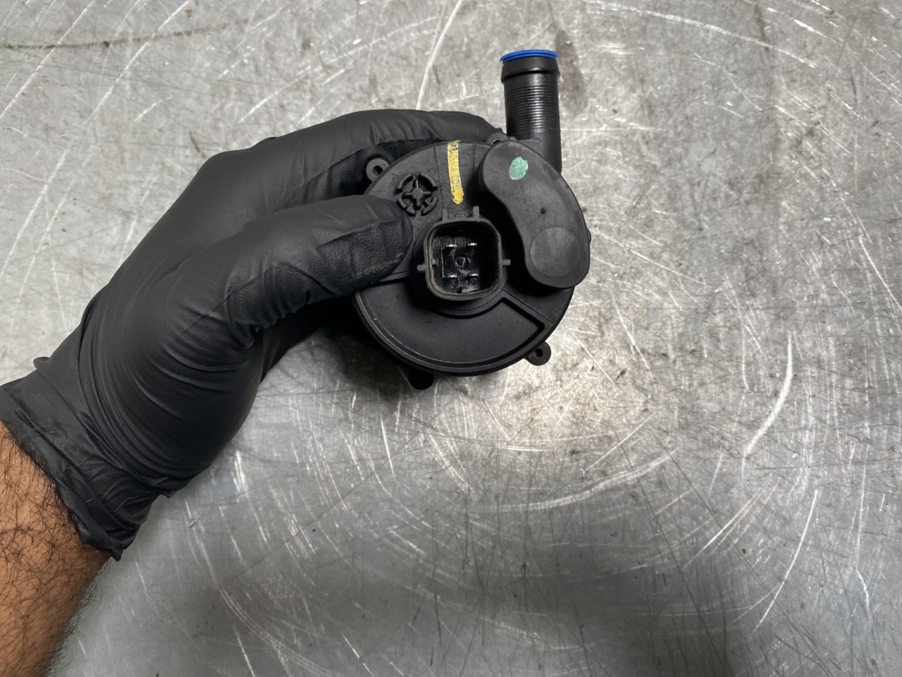 Tesla MODEL S 2013- Circulation pump view 4