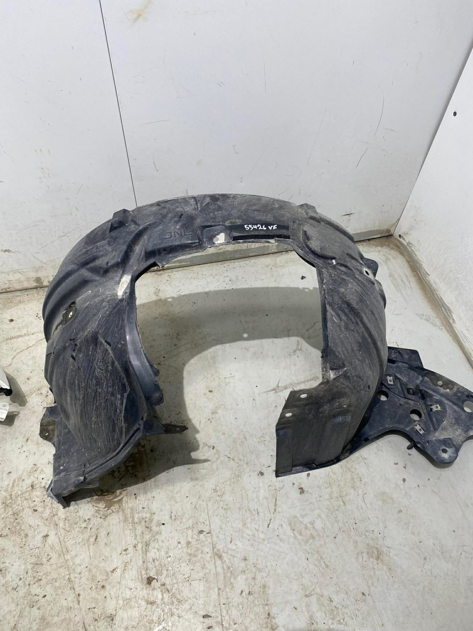 Nissan LEAF 2011-17 Inner fender liner view 2