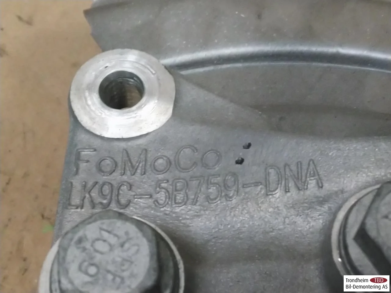 Ford MUSTANG MACH-E 2021- Csonkállvány, bal hátsó nézet 3