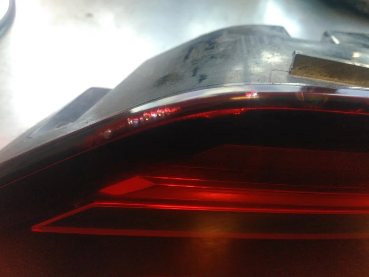 Jaguar I-PACE 2018- Rear light, left, on tailgate (inner) view 4