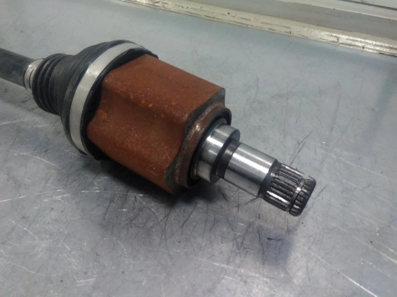 Volvo C40/RECHARGE 2021-> Rear left driveshaft view 3