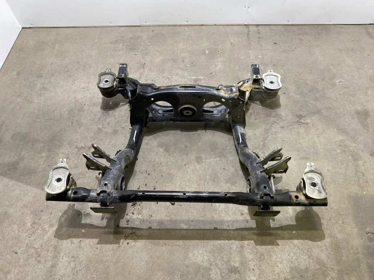 Volkswagen ID.4 2021- Rear axle crossmember / subframe view 2