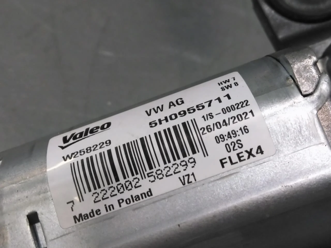 Skoda ENYAQ IV 2021- Tailgate wiper motor view 4