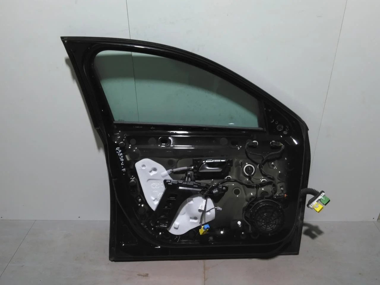 Peugeot 208/E-208 2020-> Door, 4-door, front left view 4