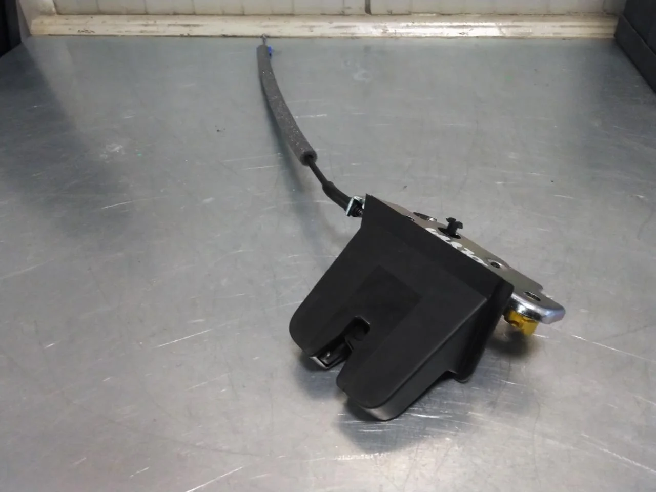 Skoda ENYAQ IV 2021- Tailgate lock