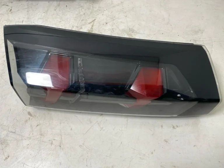 Peugeot 2008/E-2008 2020-> Lampă spate, stânga, pe hayon (interioară)