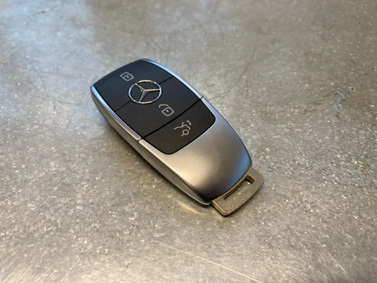 Mercedes EQA H243 2021- Telecomandă, închidere centralizată / alarmă